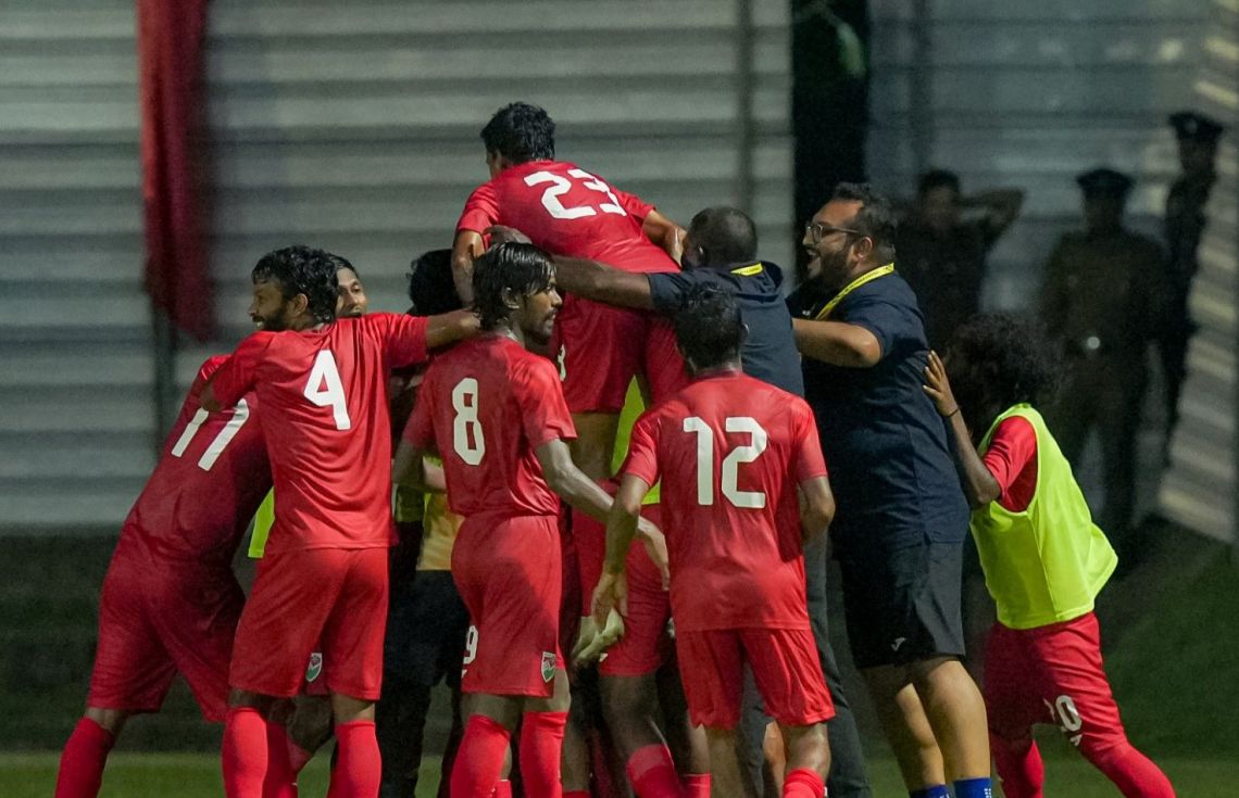 ޖެހިޖެހިގެން ފަސް ބައްޔަށްފަހު ކޯޗު މޯހަން އަދި 16 އަހަރުގެ އިލާންއާ އެކު ޤައުމީ ޓީމު މޮޅުވެއްޖެ