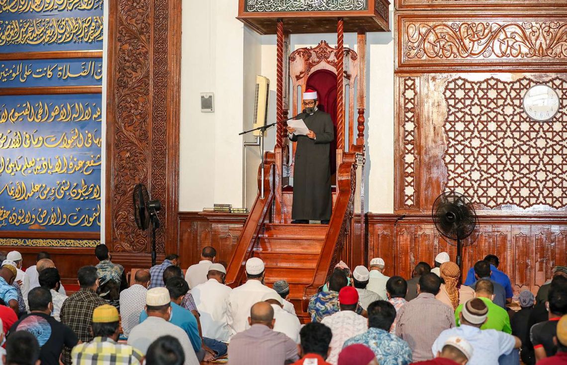 އިސްލާމީ މަރުކަޒުގައި ހުކުރު ނަމާދުކުރަނީ: ފޮޓޯ/ އިންޓަނެޓް---
