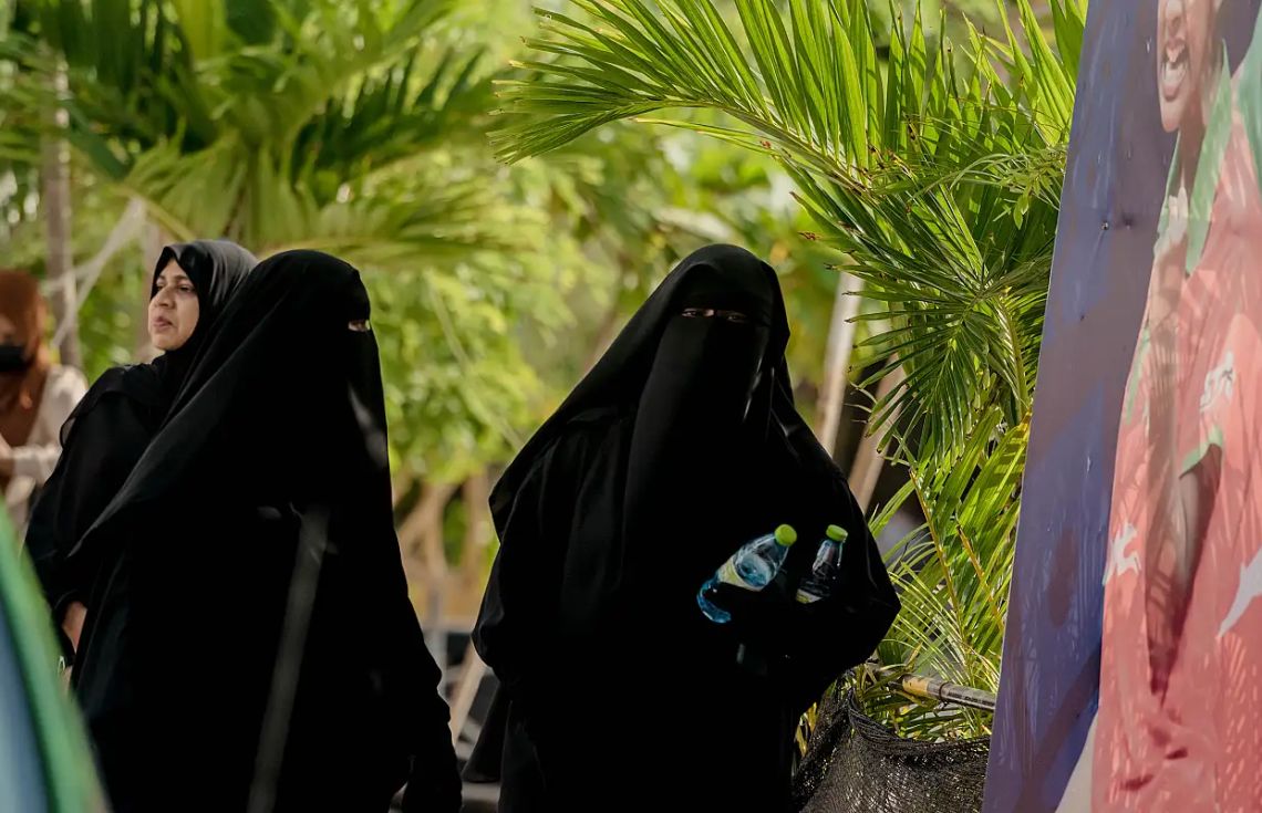 މޫނު ބުރުގާ އެޅޭ ގޮތަށް ސިވިލް ސާވިސް ގަވާއިދު އިސްލާހުކޮށް ގެޒެޓު ކޮށްފި