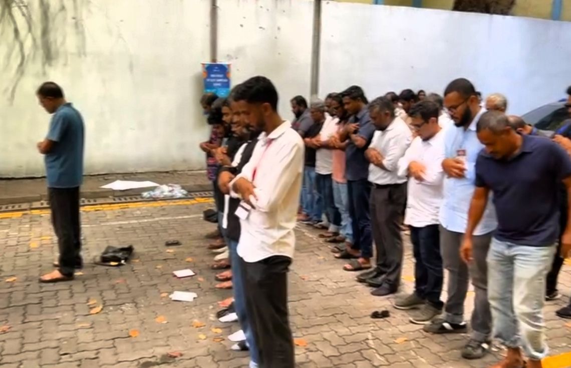 “ކަންދެއްކުމަށް މަގުމަތީ މުޒާހަރާކުރާ ނޫސްވެރިން މަގުމެދުގައި ނަމާދުކޮށްފި”