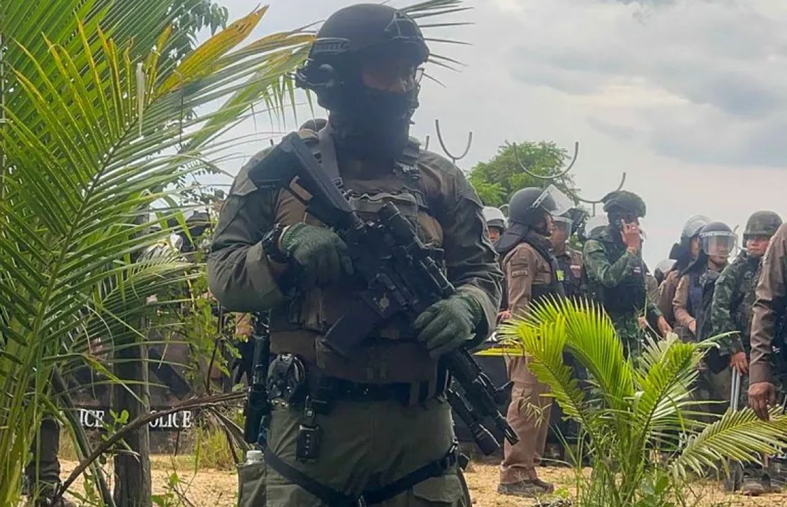 ތައިލެންޑް ސިފައިން ކެމްބޯޑިއާގެ އާންމުންގެ ގަޔަށް ބަޑި ޖަހައިފި