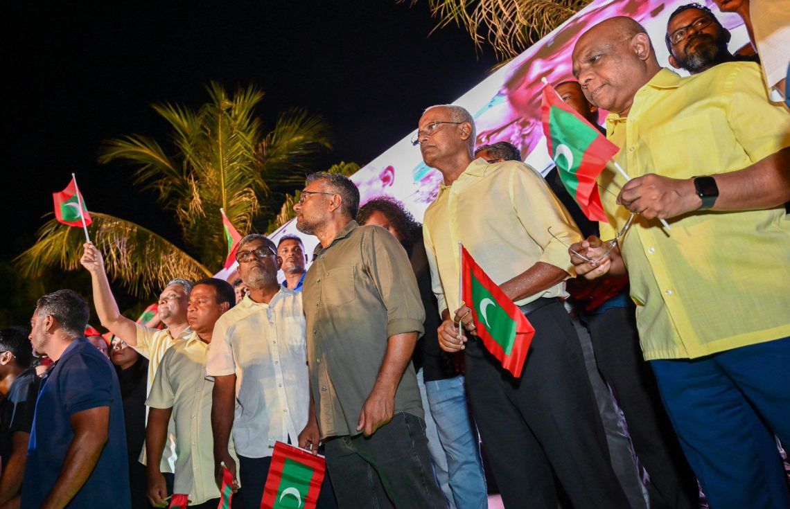 10,000 މީހުންނާއެކު ނުކުންނަން ބުނި އެމްޑީޕީ ސައިޒުވެއްޖެ، އެވަރަށް ފައިސާ ބެހުމުންވެސް 2،000 މީހުން ހަމަނުވޭ!