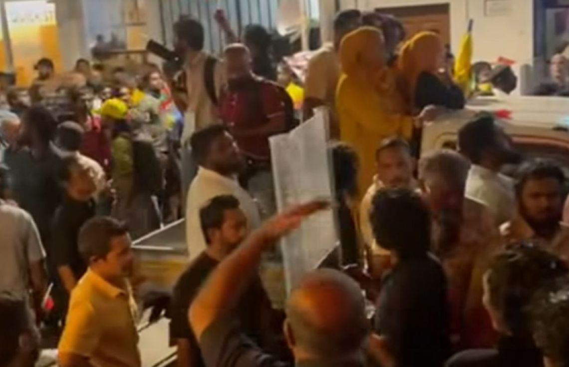 ފުލުހުންގެ އަތުން އާލާތްތައް "ފެލައިލި" މުޒާހަރާގެ ބައިވެރިޔަކު ދޫކޮށްލައިފި