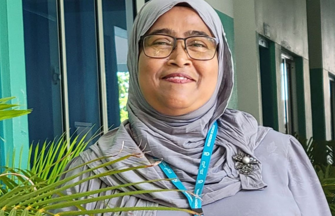 އެންމެންގެ ޝެނީން މިސް: އުނގަންނައިދިނުމުގައި މެދުކެނޑުމެއްނެތި 32 އަހަރު