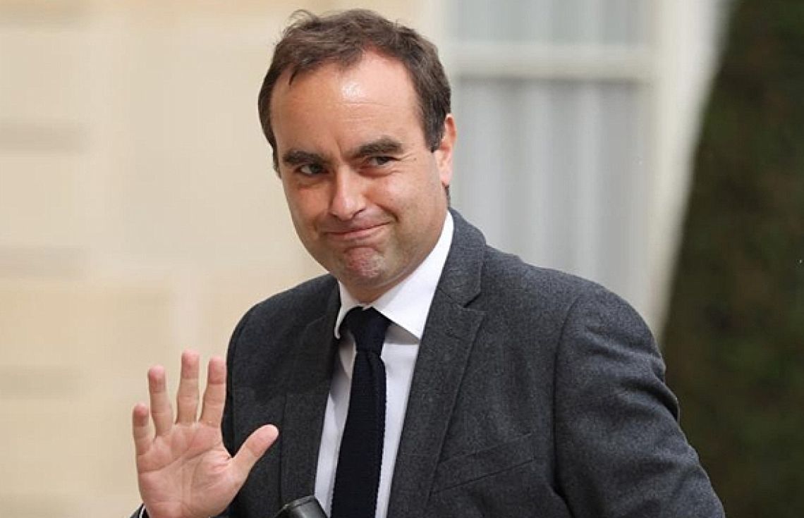 ރަނގަޅަށް އޮފީސް ވެސް ނުފެންނަނީސް ފަރަންސޭސި ބޮޑުވަޒީރު އިސްތިއުފާދެއްވައިފި