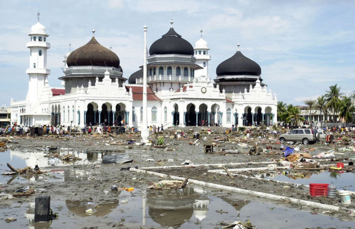 ފިލިޕީންސްގެ ޒަލްޒަލާ: ޗާޗުތައް ފުނޑުފުނޑުވިއިރު މިސްކިތްތައް ވަނީ ސަލާމަތްވެފަ