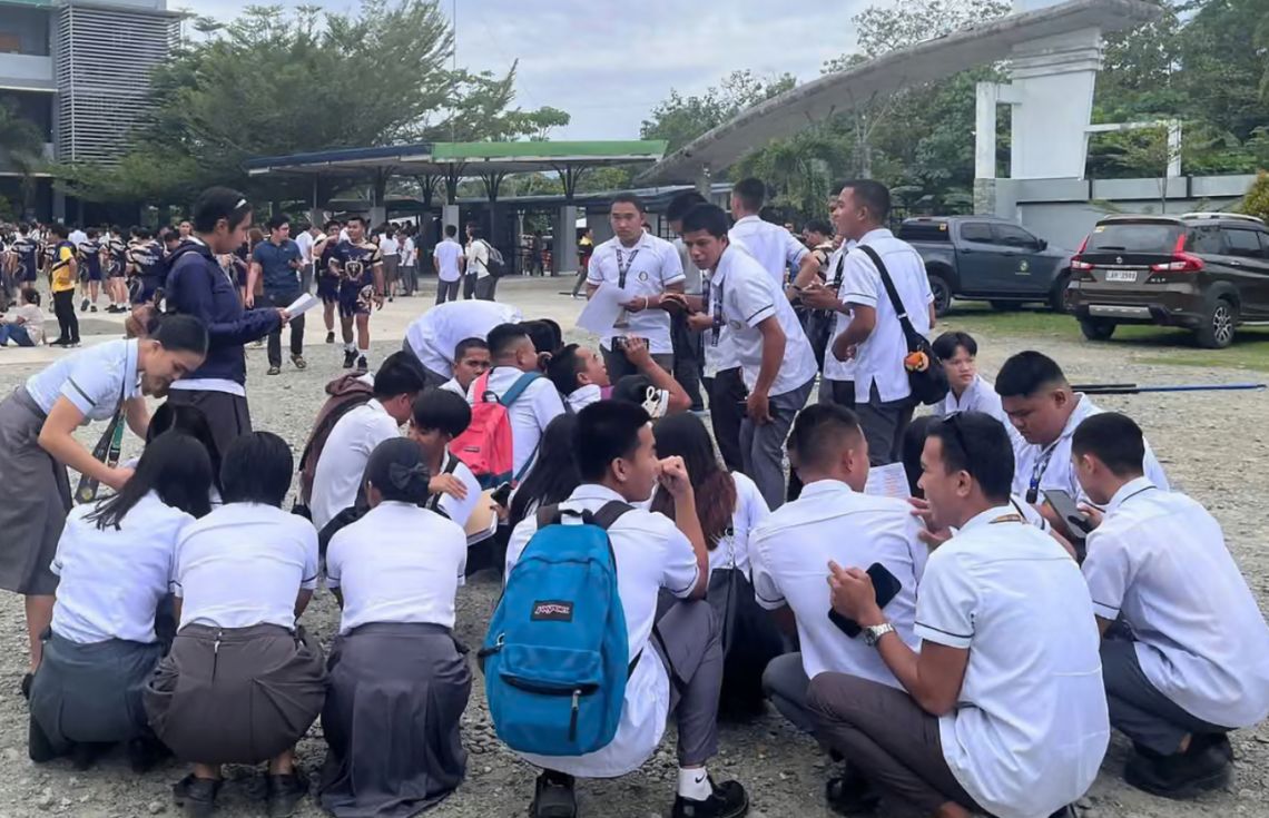 ފިލިޕީންސަށް އައި ބާރުގަދަ ބިންހެލުމާއި އެކު ބަޔަކު މަރުވެ، ހޮސްޕިޓަލްތަކުން މީހުން ހޮސްކޮށްލައިފި