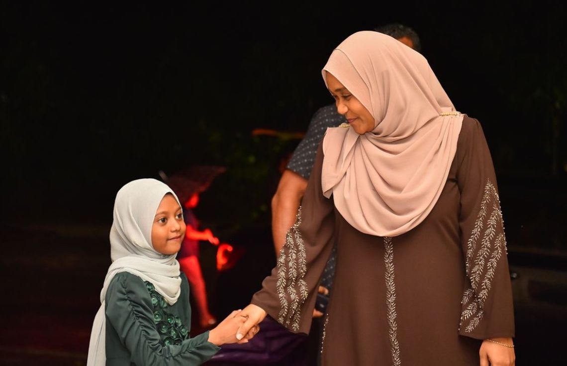 ފަސްޓް ލޭޑީ ސާޖިދާ މުހައްމަދު އަންހެން ކުއްޖަކާ ސަލާމް ކުރައްވަނީ. ބައިނަލްއަގްވާމީ އަންހެން ކުދިންގެ ދުވަހު އެކަމަނީ ވަނީ އެ ކުދިންނަށް ހަމަހަމަ ފުރުސަތަތުތަކެއް ހޯދައިދިނުމަށް ގޮވާލާފައި. - ފޮޓޯ: ރައީސް އޮފީސް