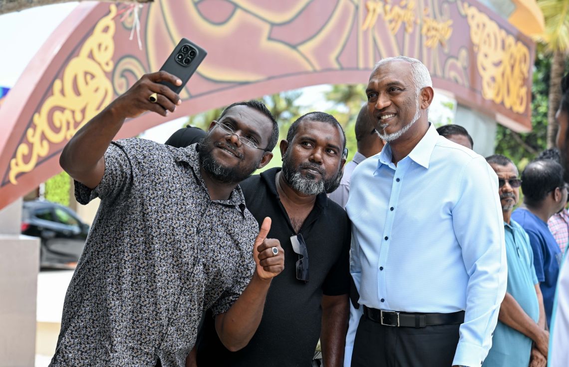 ކަނޑިތީމު ރައްޔިތުންނާއެކު ރައީށް ފޮޓޯއަކަށް ހުއްޓިވަޑައިގެން. - ފޮޓޯ: ރައީސް އޮފީސް