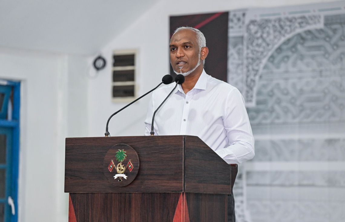 ރައީސުލްޖުމްހޫރިއްޔާ، ށ. ބިލެތްފަހި ރައްޔިތުންނާ މުހާތަބުކޮށް ވާހަކަފުޅު ދައްކަވަނީ. އެމަނިކުފާނު ވިދާޅުވީ ދައްކަންޖެހޭ ލޯނެއް ވިއްޔާ މި ސަރުކާރުން ތާވަލާ އެއްގޮތަށް ދައްކަމުންދާނެ ކަމަށް. - ފޮޓޯ: ރައީސް އޮފީސް