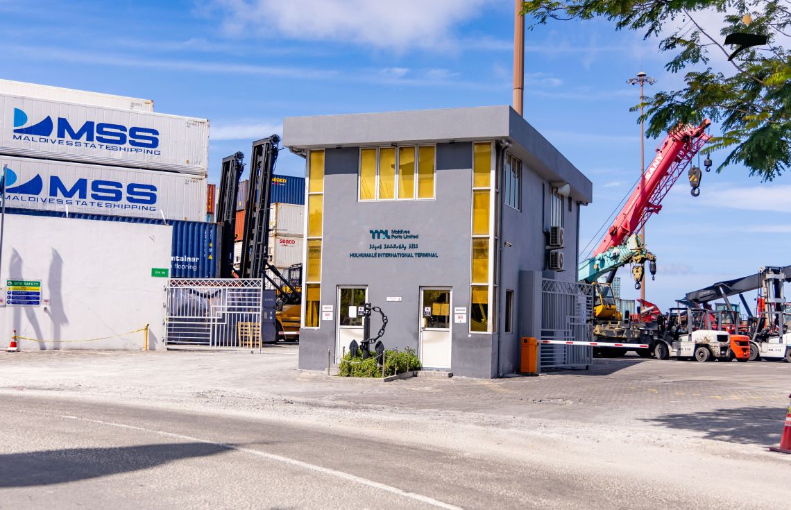 ސިނގިރޭޓު ކޮންޓެއިނަރުތަކުގެ މައްސަލާގައި ހަތަރު މީހަކު ހައްޔަރުކޮށްފި، ދެ ވިޔަފާރިވެރިއަކު ހިމެނޭ!