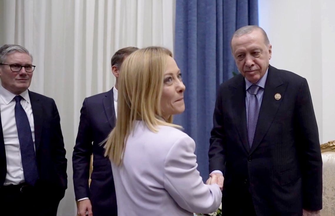 މީހަކު މަރާލެވިދާނެތީވެ ސިގެރޭޓް ބުއިން ނުހުއްޓާނަން: އިޓަލީގެ ބޮޑުވަޒީރު