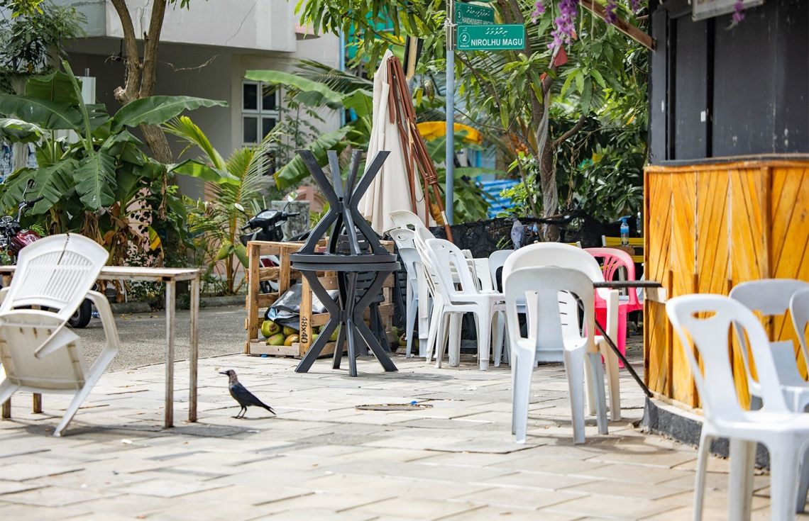 ހުޅުމާލޭ ދުވާރުމަތީ ބަހައްޓާފައިހުރި ގޮނޑި މޭޒުތައް ނަގަން އެޗްޑީސީން އަންގައިފި