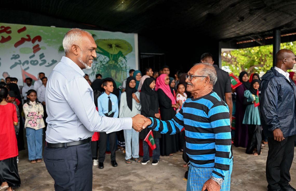 ރައީސް މާބައިދޫއަށް ވަޑައިގެން އެ ރަށުގެ ބޭފުޅަކާ ސަލާމްކުރައްވަނީ. - ފޮޓޯ: ރައީސް އޮފީސް
