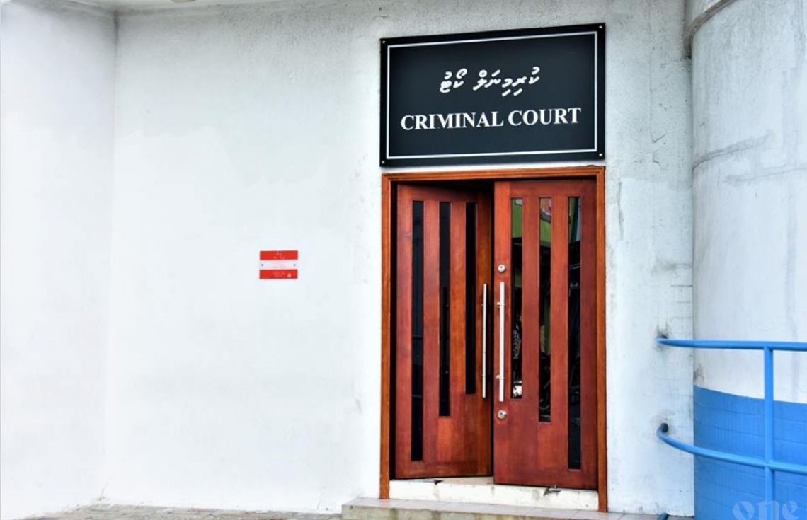 ކްރިމިނަލް ކޯޓު. ކުޑަކުއްޖެއްގެ މަސްލަހަތު ހިމެނޭ މައްސަލައެއް ކަމުގައިވާތީ ކޯޓުން މި މައްސަލައާ ގުޅޭ އިތުރު ތަފްސީލެއް ދީފައެއްނުވޭ--- ފޮޓޯ: އިންޓަނެޓް
