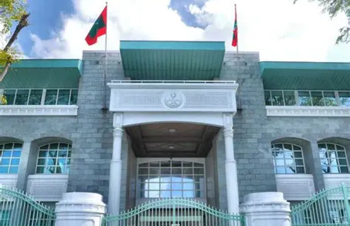 ރައީސް އޮފީސް. ނޮވެމްބަރު ދެވަނަ ދުވަސް ބަންދުކުރީ ބަންދު ދުވަސްތަކަށް މެދުކެނޑުމެއްނައިސް، މުވައްޒަފުންނަށް ޗުއްޓީ ލިބޭގޮތަށް ހަމަޖައްސަވައި ދެއްވުމަށްޓަކައިކަމަށް ރައީސް އޮފީހުން ބުނެފައިވޭ--- ފޮޓޯ: އިންޓަނެޓް