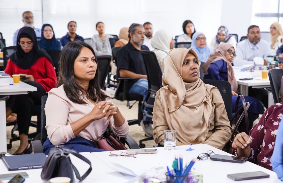 "ސެކްޓޯރަލް ރައުންޑްޓޭބަލް"ގެ ނަމުގައި އުމަރު ޒާހިރު ބިލްޑިންގައި ކުރިއަށް ގެނދިޔަ ބައްދަލުވުމުގެ ތެރެއިން. / ފޮޓޯ: ވިލުންތެރި ރާއްޖެ 2045