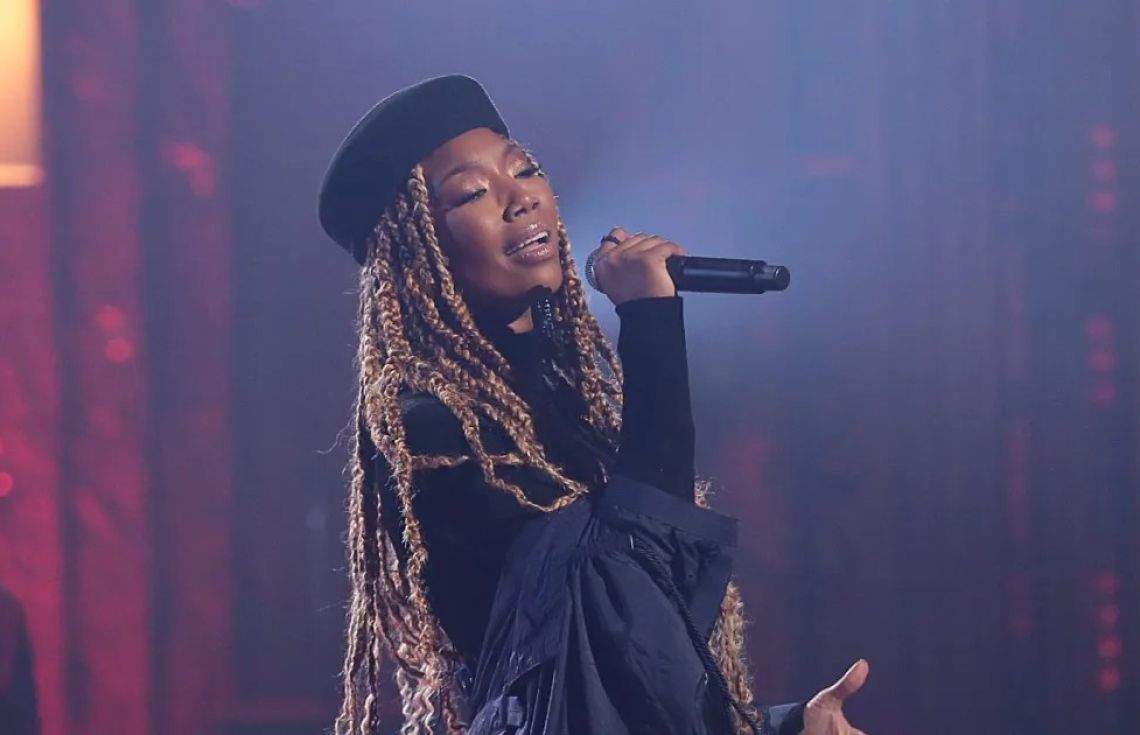 މޮނިކާއާ އެކު ބޭއްވި ކޮންސެޓެއްގައި ބްރެންޑީ ސްޓޭޖް ދޫކޮށް ހިނގައްޖެ