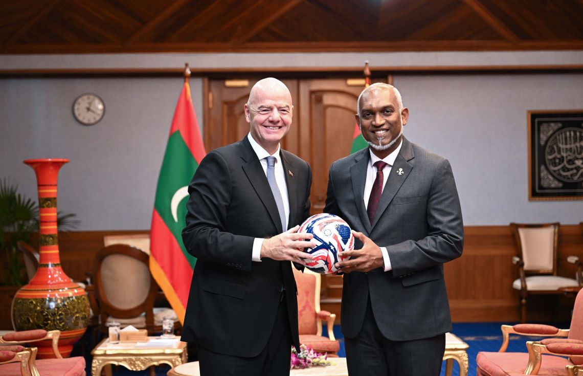 ރާއްޖޭގައި ފުޓުބޯޅަ ކުރިއެރުވުމަށް އިންފަންޓީނޯއާއެކު މަޝްވަރާ ކުރެވުނު: ރައީސް