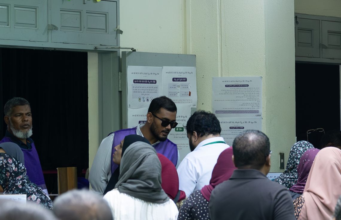 އައްޑޫ ސިޓީގެ ތިން ރަށުގެ މެދުގައި ނެގި ވޯޓަށް ކަލާފަނު ސްކޫލުގައި ބަހައްޓާފައިހުރި ފޮށިތަކަށް ވޯޓުލުމަށް މީހުން ޖަމާވެފައި---ފޮޓޯ:ޚުލާސާ