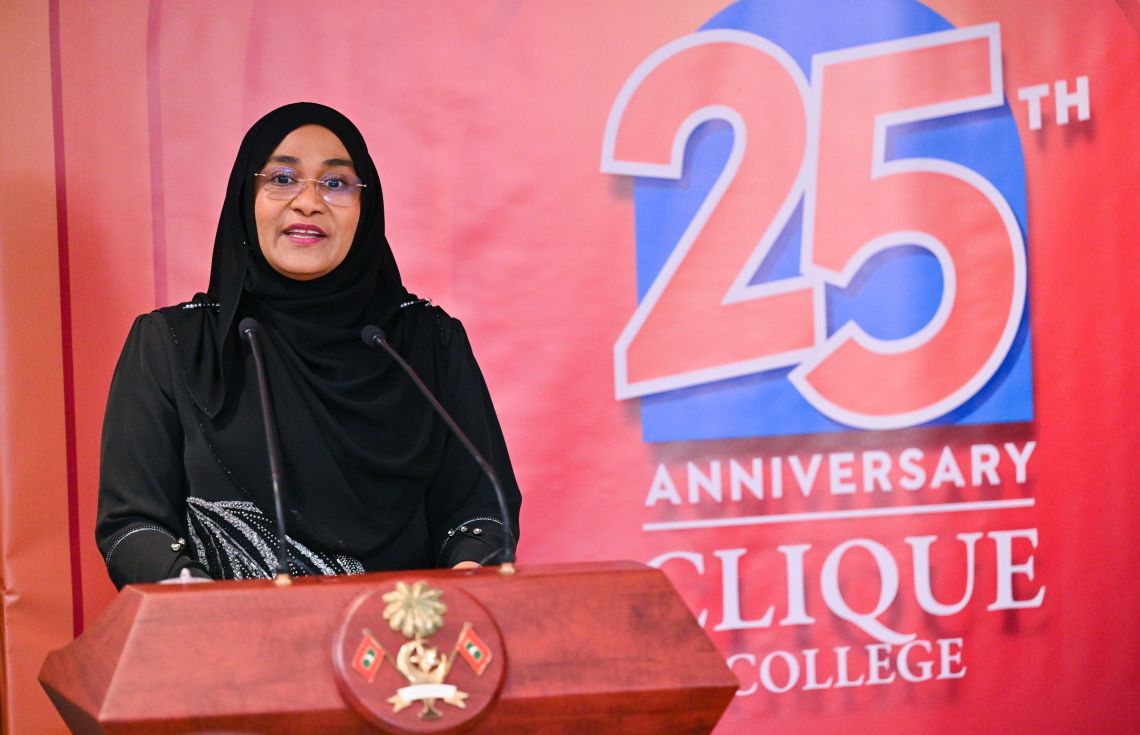 ފަސްޓު ލޭޑީ ސާޖިދާ. އުފެއްދުންތެރިކަން، ވިޔަފާރި، އަދި ސިޔާސަތު ފަދަ ދާއިރާތަކުން ދަރިވަރުން ތަމްރީނުކުރެވެނީ ގައުމެއްގެ ކުރިމަގު ބިނާކުރުމަށް ކަމަށްވެސް އެކަމަނާގެ ވާހަކަފުޅުގައި ފާހަގަކުރެއްވި--- ފޮޓޯ: ރައީސް އޮފީސް