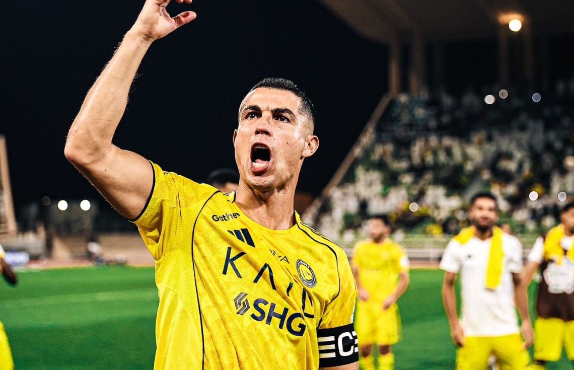 މެޗަށް ފަހު ރޮނާލްޑޯ ސަޕޯޓަރުންނާއެކު އުފާފާޅުކުރަނީ. - ފޮޓޯ: އަލް-ނަސްރު