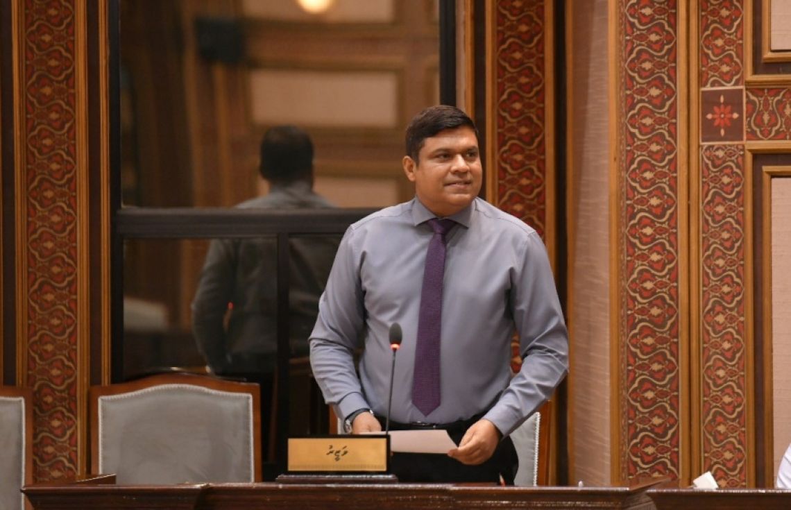 ޓްރާންސްޕޯޓް މިނިސްޓަރު، އަމީން މަޖިލީހުގައި މެމްބަރުންގެ ސުވާލުތަކަށް ޖަވާބުދެއްވަނީ---ފޮޓޯ: މަޖިލިސް އިދާރާ
