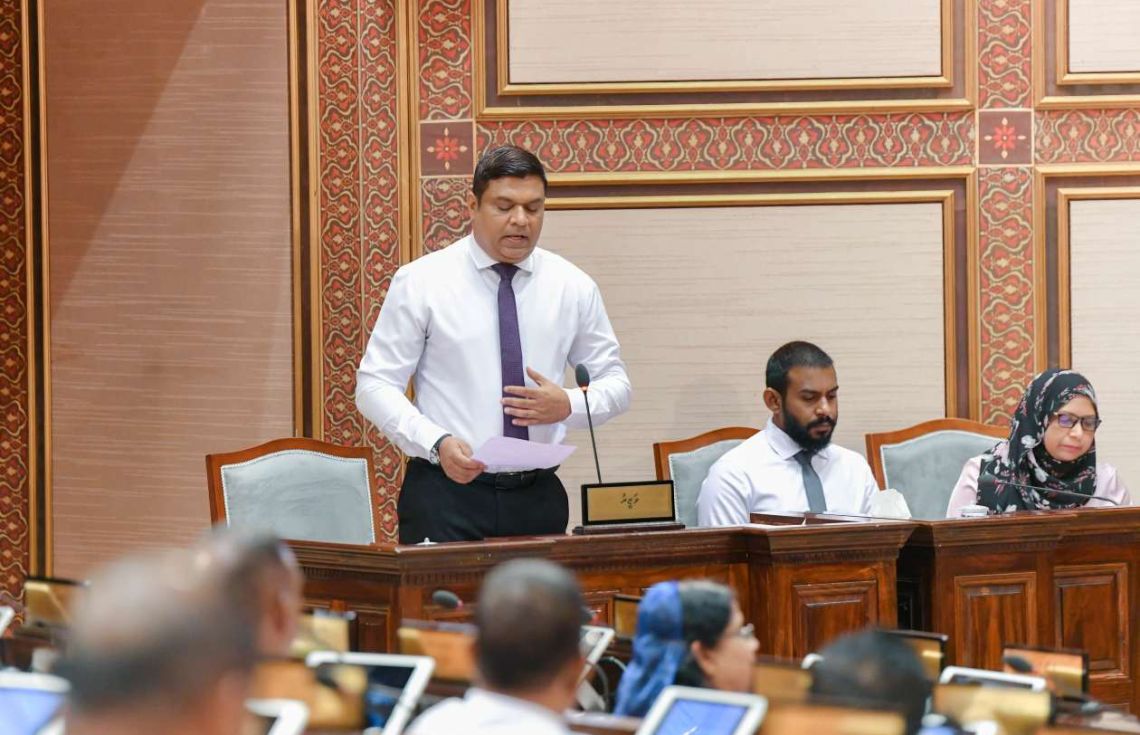 ޓްރާންސްޕޯޓް މިނިސްޓަރު، އަމީން މަޖިލީހުގައި ޖަލްސާއެއްގައި މެމްބަރުންގެ ސުވާލުތަކަށް ޖަވާބުދެއްވަނީ---ފޮޓޯ: މަޖިލިސް އިދާރާ