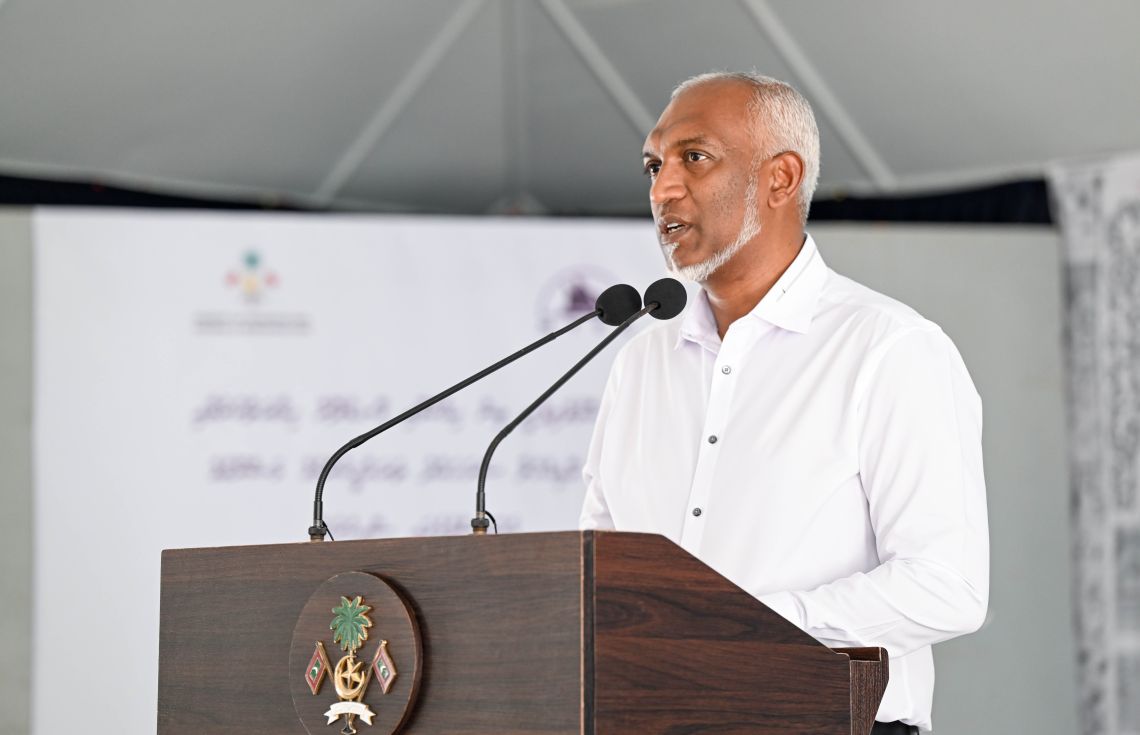 ރައީސުލްޖުމްހޫރިއްޔާ ޑރ. މުހައްމަދު މުޢިއްޒު އޮޅުވެލިފުށި ރައްޔިތުންނާއި ބައްދަލުކުރެއްވުން---ފޮޓޯ: ރައީސް އޮފީސް