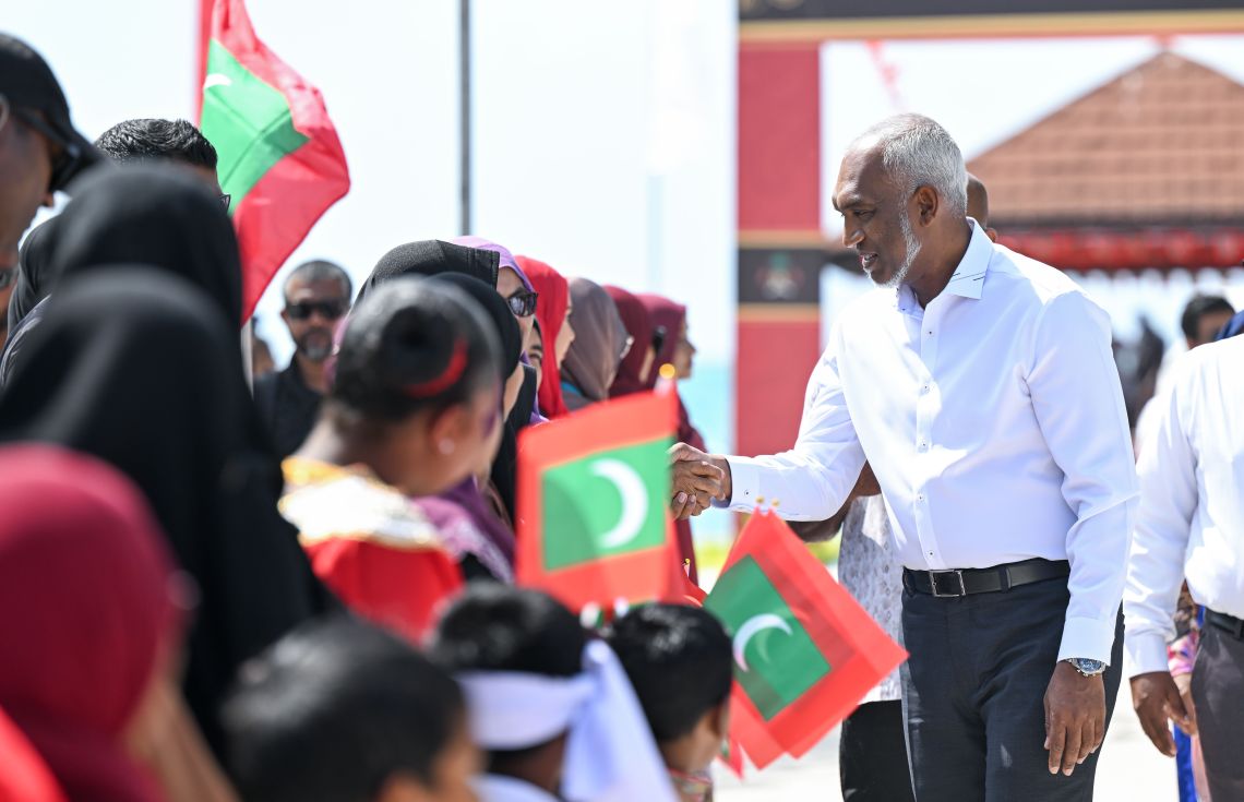 ރައީސުލްޖުމްހޫރިއްޔާ ޑރ. މުހައްމަދު މުއިއްޒު ކ. ތުލުސްދުއަށް ވަޑައިގެން ރައްޔިތުންނާއި ސަލާމްކުރައްވަނީ---ފޮޓޯ:ރައީސް އޮފީސް