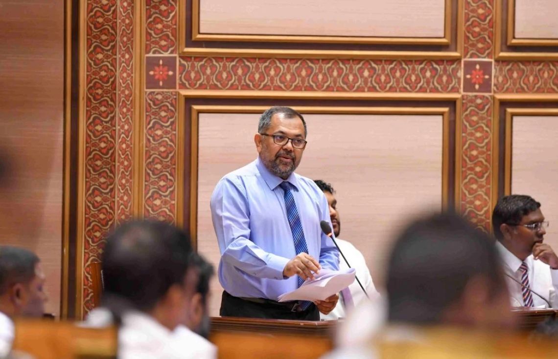 ފިނޭންސް މިނިސްޓަރު މޫސާ ޒަމީރު ރައްޔިތުންގެ މަޖިލީހުގައި---ފޮޓޯ: މަޖިލިސް އިދާރާ