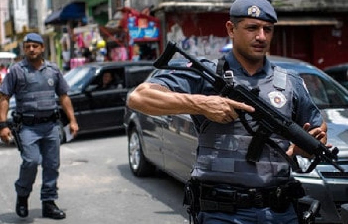 ބްރެޒިލް ފުލުހުން ހިންގި އޮޕަރޭޝަނެއްގައި 100އަށްވުރެ ގިނަ މީހުން މަރާލައިފި