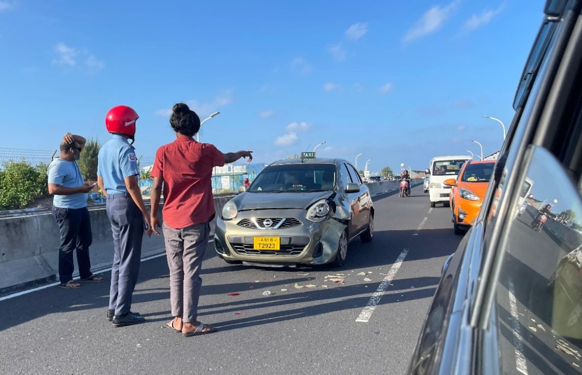 އޯވާޓެކް ކުރަން އުޅެނިކޮށް އެކްސިޑެންޓުވެ ދެ ކާރަކަށް ގެއްލުންވެއްޖެ