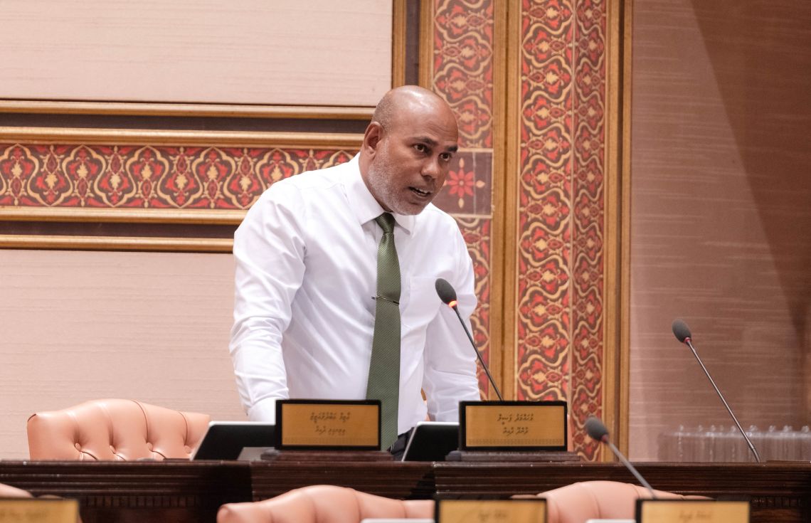 މެމްބަރު ފަޒީލް. މެމްބަރު ފަޒީލް އިތުރަށް ވިދާޅުވީ، ކުރީ ސަރުކާރާ ހިލާފަށް ރައީސް ޑރ. މުއިއްޒުގެ ސަރުކާރުން ރައްޔިތުންނަށް ލިބެންޖެހޭ ހައްގެއްވާނަމަ އެ ހައްގެއް ހޯދަދޭނެ ކަމަށް--- ފޮޓޯ: ރައްޔިތުންގެ މަޖިލިސް