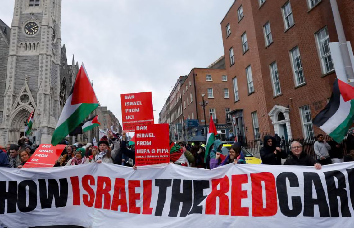 ފުޓްބޯޅައިން އިސްރާއީލް ސަސްޕެންޑްކުރަން އަޔަލެންޑުން ވޯޓުލައިފި