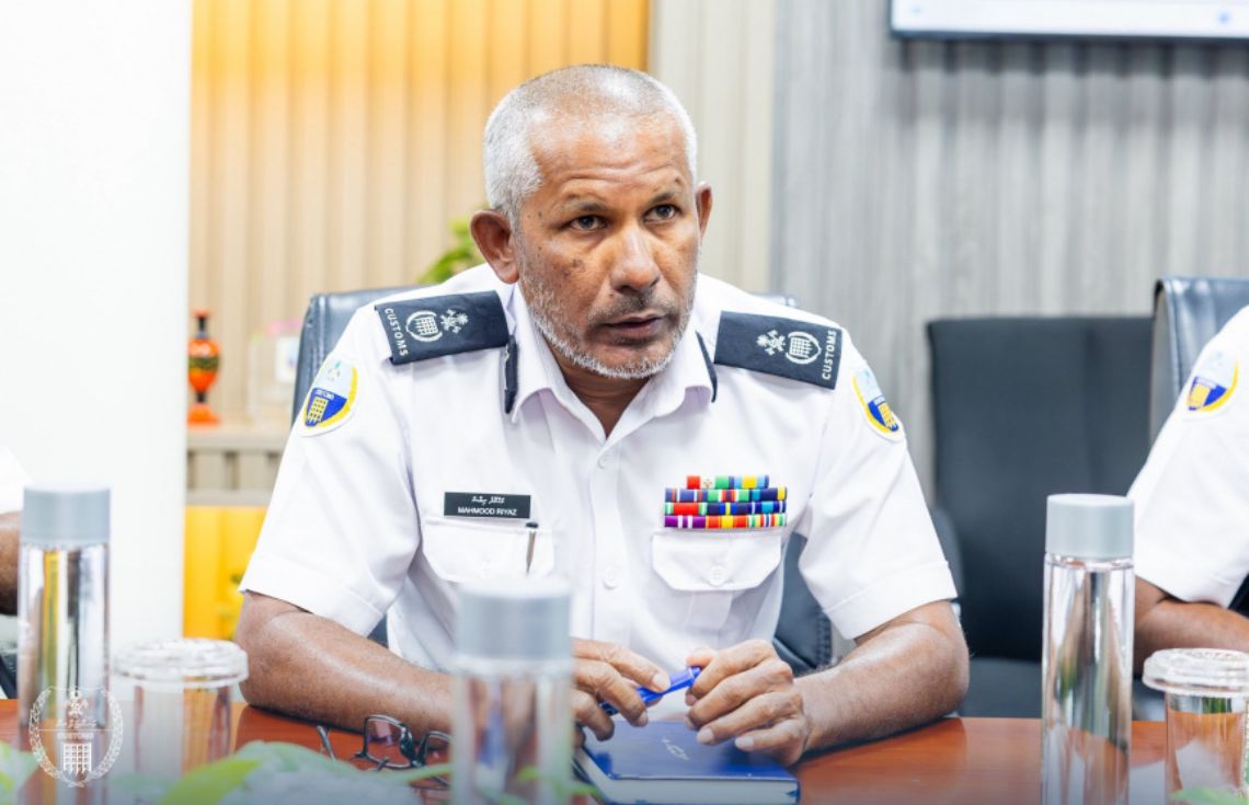 ސިނގިރޭޓު މައްސަލައިގައި ކަސްޓަމްސްއިން ވަކިކުރި މަހުމޫދު ރިޔާޒުގެ ވަޒީފާ އިއާދަކޮށްފި