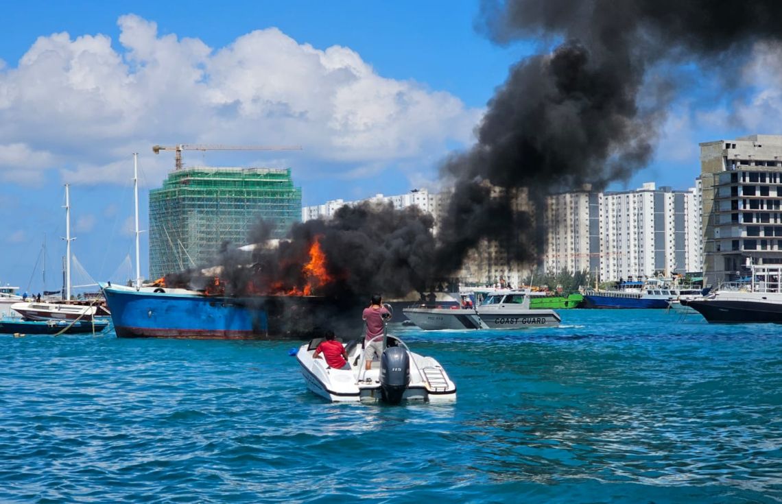 ހުޅުމާލޭ ފަޅުތެރޭގައި އޮތް ބޯޓެއްގައި އަލިފާން ރޯވެއްޖެ