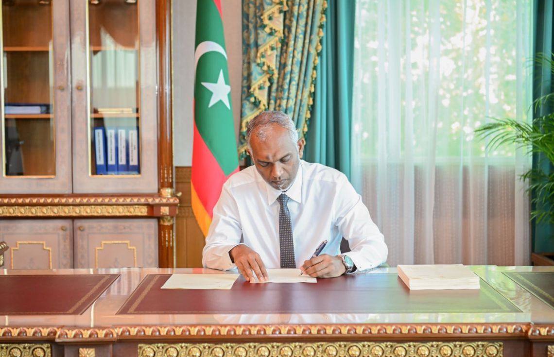 ރައީސް މުއިއްޒު. ރައީސް މި ބިލު ތަސްދީގުކުރެއްވުމާއި ގުޅިގެން މި ބިލު ވަނީ ދިވެހި ސަރުކާރުގެ ގެޒެޓުގައި ޝާއިއު ކުރައްވައިފަ--- ފޮޓޯ: ރައީސް އޮފީސް