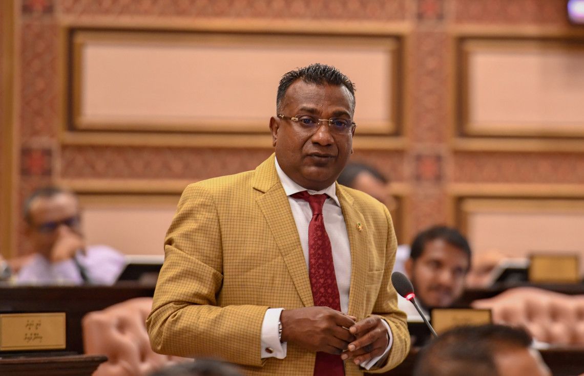 މަޖިލިސް ތަޅުމުގައި އެންމެން ހެއްވާލަދިން ޖާބިރުގެ ތާއީދު ރައީސް މުއިއްޒު އަށް