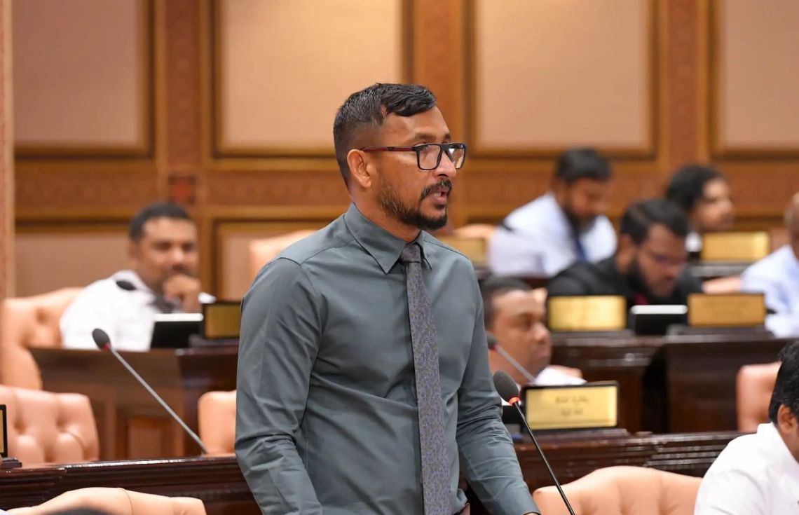 މެމްބަރު ފަލާހު. ސުލްހަވެރިކަމާއެކު އެއްވެ އުޅުމުގެ މިނިވަންކަން ސިޔާސީ ޕާޓީތަކަށް ހޯދައި ދިނީ އަދުގެ ސަރުކާރުން ކަމަށް އޭނާ ވިދާޅުވި--- ފޮޓޯ: ރައްޔިތުންގެ މަޖިލިސް