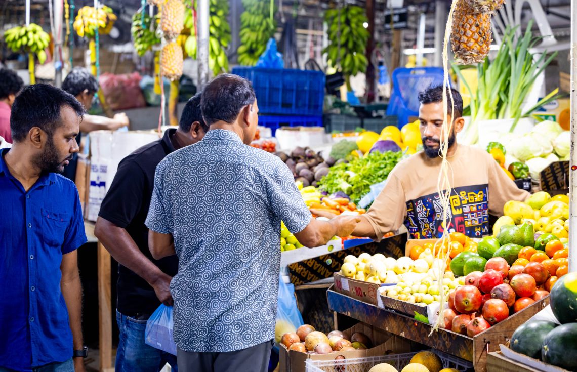 މާލެ ލޯކަލް މާރުކޭޓް. ޒަރޫރީ މުދަލުގެ އަގުތައް މިދިޔަ މަހު ވަނީ ދަށަށް ގޮސްފައި--- ފޮޓޯ: ޚުލާސާ