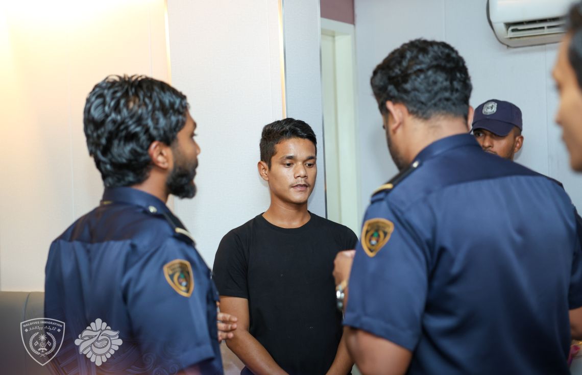 އިމިގްރޭޝަނުން ހުޅުމާލޭގެ ކެފޭއެއް ބަލައިފާސްކުރުމުގެ ތެރެއިން. މިފަދަ ތިންތަނެއް ބަލައިފާސްކުރުމަށްފަހު ހަތް މީހަކު ވަނީ އިމިގްރޭޝަނުގެ ބެލުމުގެ ދަށަށް ގެންގޮސްފަ--- ފޮޓޯ: އިމިގްރޭޝަން