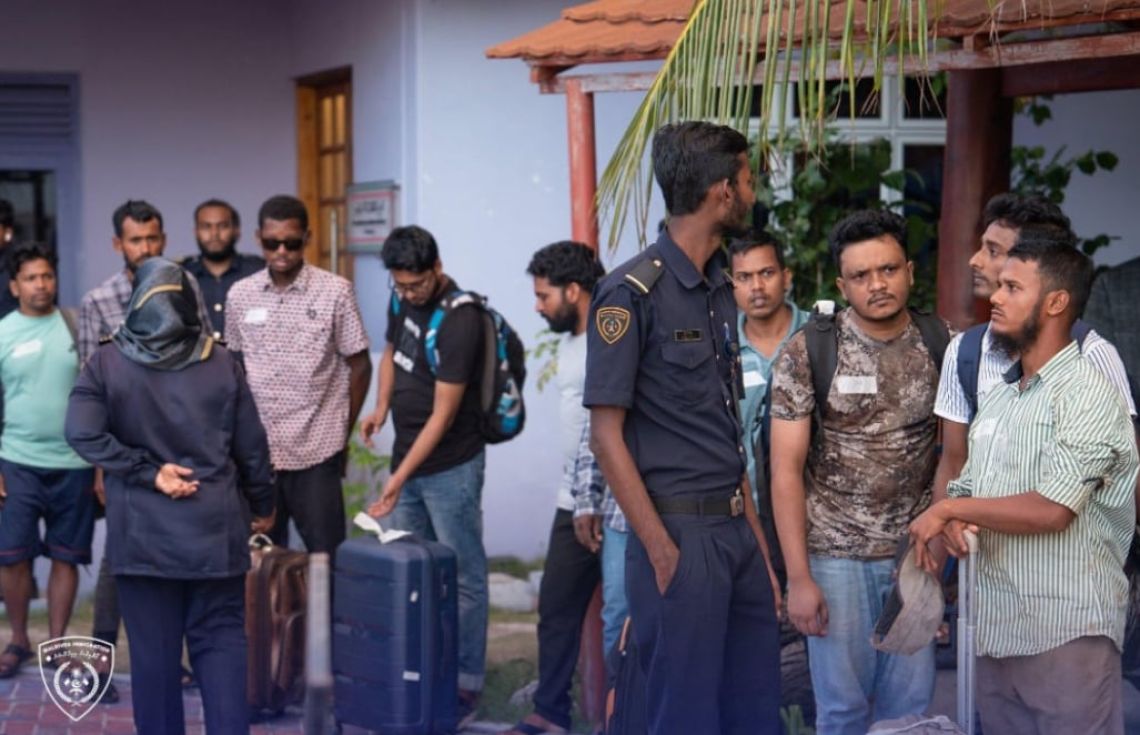 ގަވާއިދާ ހިލާފަށް ރާއްޖޭގައި އުޅޭ ބިދޭސީން ހޯދުމަށް އިމިގްރޭޝަނުން ހިންގި އޮޕަރޭޝަނެއްގެ ތެރެއިން. މިއަދުން ފެށިގެން ޕާސްޕޯޓުގައިވާ ވޯކް ވިސާ އޮޓޮމެޓިކުން އީ-ވިސާއަށް ބަދަލުވެގެންދާނެ--- ފޮޓޯ: އިމިގްރޭޝަން