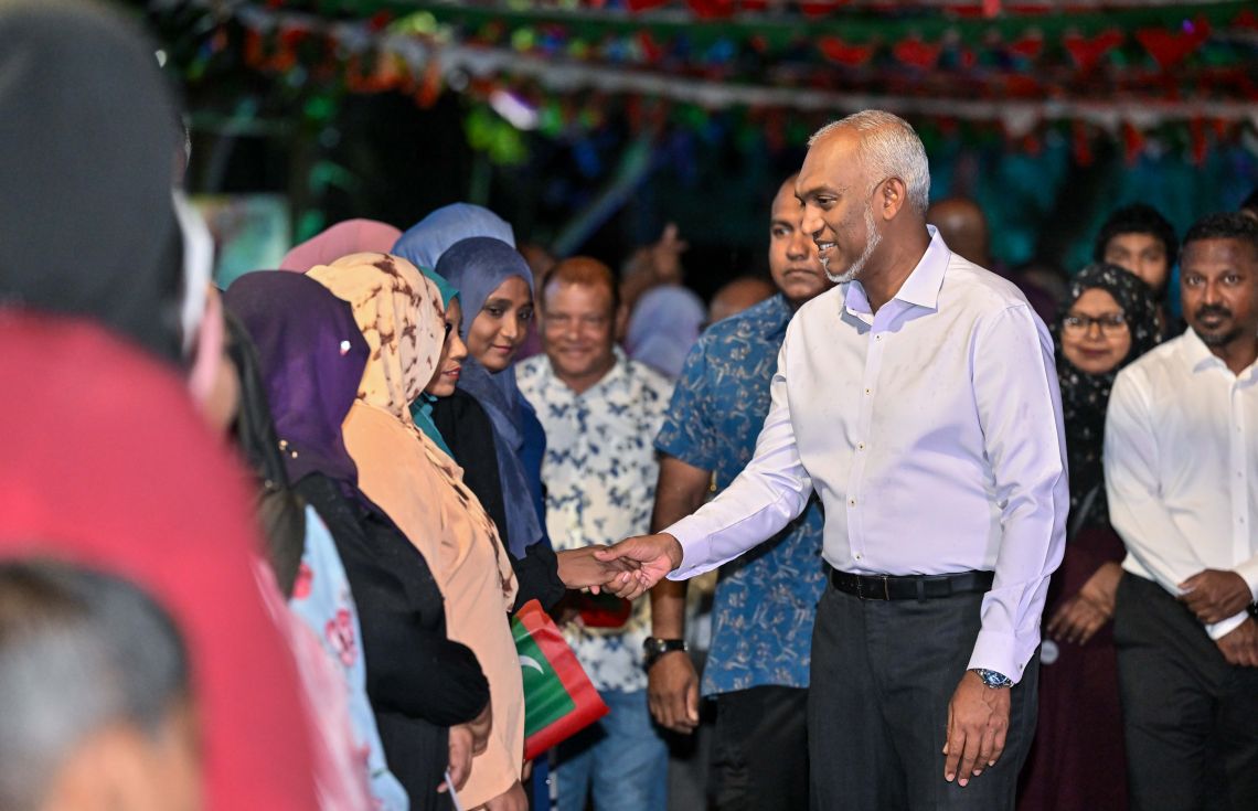 ރައީސް ވިލިމާލެއަށް ވަޑައިގެން ރައްޔިތުންނާ ސަލާމްކުރައްވަނީ.