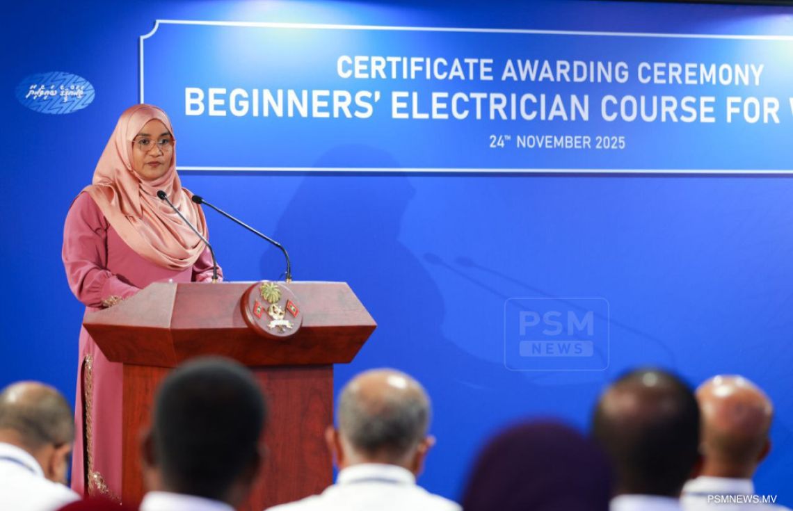 "ބިގިނަރސް އިލެކްޓްރިކް ކޯސް ފޯރ ވިމެން" ނަމުގައި ސްޓެލްކޯ އިން ބޭއްވި ތަމްރީން ޕްރޮގްރާމް ފުރިހަމަކުރި ފަރާތްތަކަށް ސެޓްފިކެޓް ހަވާލުކުރުމަށް ބޭއްވި ރަސްމިއްޔާތުގައި ޝަރަފްވެރި މެހެމާން މެޑަލް ސާޖިދާ ވާހަކަފުޅު ދައްކަވަނީ / ފޮޓޯ: ދައުލަތުގެ މީޑިއާ