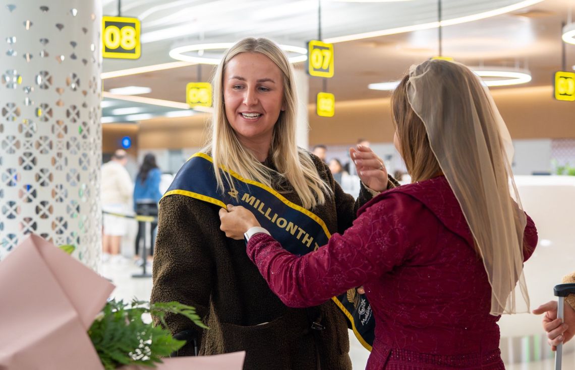 މިއަހަރު ރާއްޖެ އައި ދެ މިލިއަން ވަނަ ފަތުރުވެރިޔަކީ އިނގިރޭސީވިލާތުގެ ސާރާ، އޭނާ އައީ ހަނީމޫން އަށް