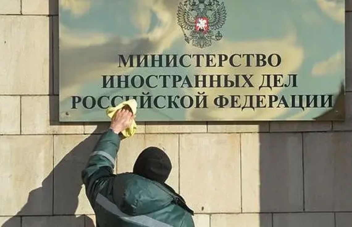 ރަޝިޔާއިން ޕޮލެންޑުގެ ޑިޕޮލޮމެޓުން ބޭރުކޮށްލައި ކޮންސިއުލޭޓް ވެސް ބަންދުކޮށްލަނީ