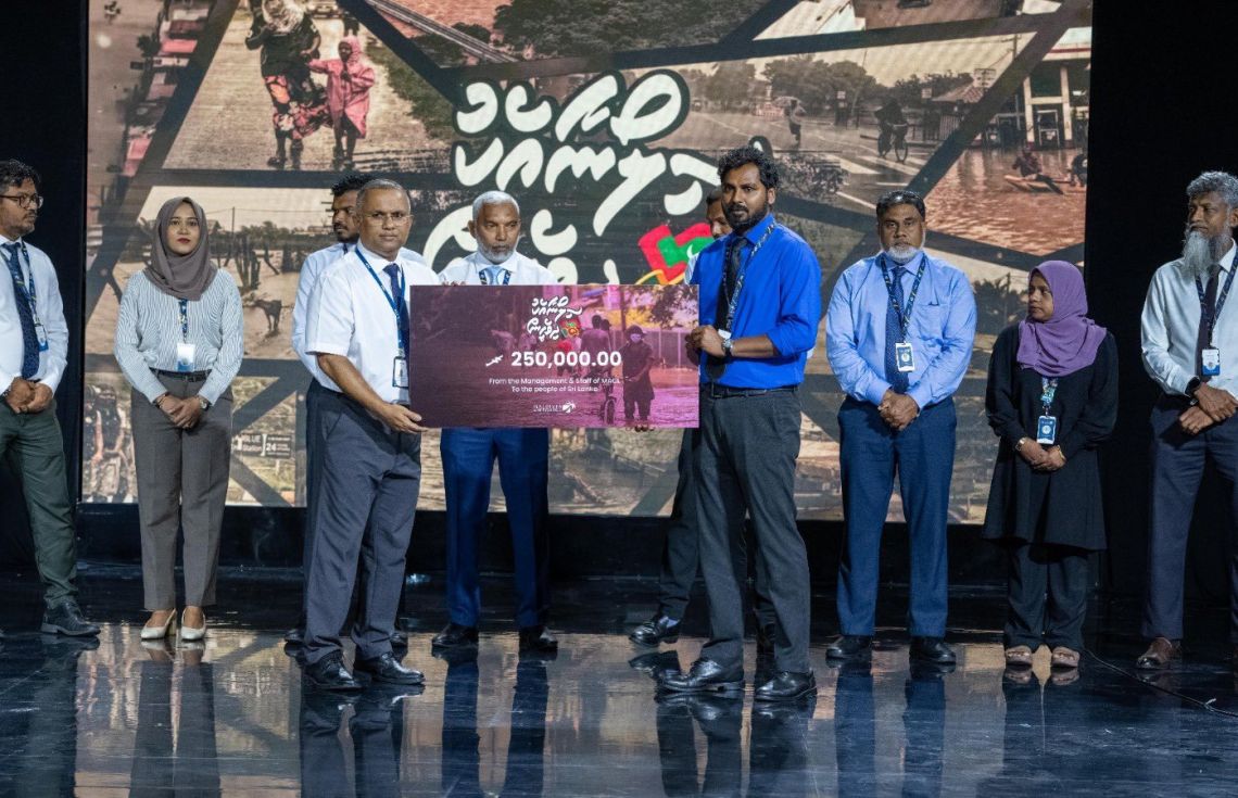 އެމްއޭސީއެލްގެ ފަރާތުން "ސިލޯނާއެކު ދިވެހީން" ޓެލެތޯނަށް ފައިސާގެ އެހީ ހަދިޔާކުރުން---ފޮޓޯ: އެމްއޭސީއެލް