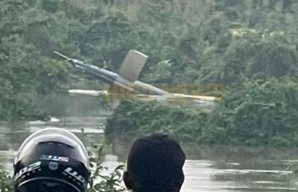 ދިތުވާ ތޫފާނުގައި ހާލުގައި ޖެހިފައިވާ މީހުންނަށް އެހީތެރިވަމުންދިޔަ ލަންކާ އެއާފޯސްގެ ބެލް 212 ހެލިކޮޕްޓަރު ވެއްޓިފައި