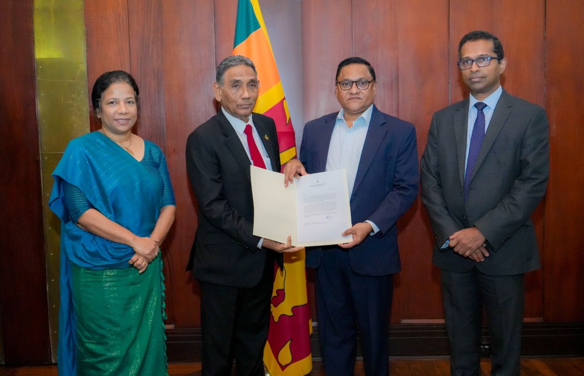 ދިވެހި ސަރުކާރުން ހަދިޔާކުރި 50،000 ޑޮލަރު ލަންކާ ސަރުކާރާއި ހަވާލުކޮށްފި